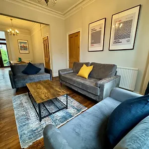 Holiday home Large Citycentre Townhouse & Hot Tub, Pool Table And Offroad Parking, Cardiff